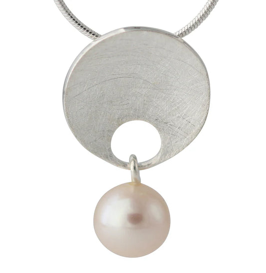 Silberanhänger mit Süßwasserperle – Aurea Perla: runde Silberscheibe mit frei hängender 9,5-mm Perle.