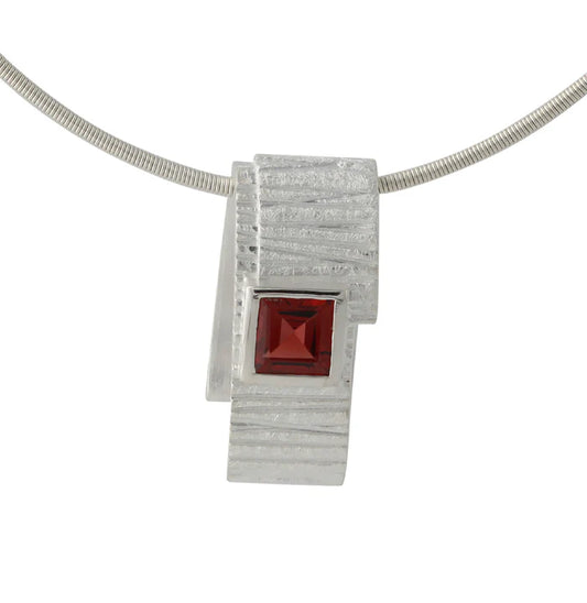 Silberanhänger mit facettiertem Granat (6×6 mm), texturiertes, geometrisches Silberdesign, Campur Design