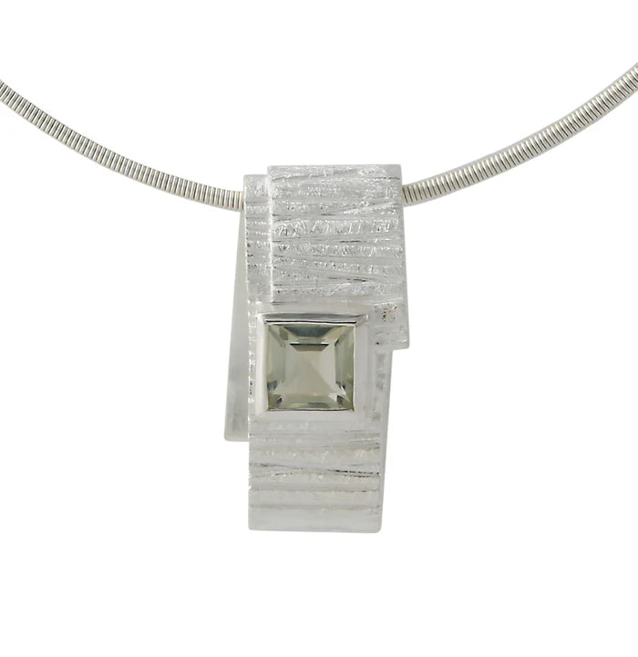 Silberanhänger mit quadratischem Prasiolith 6x6 mm im modernen, architektonischen Campur-Design.