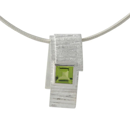Schmuck Set Peridot Verde: quadratischer grüner Peridot in strukturierter 925er Silberfassung am Anhänger