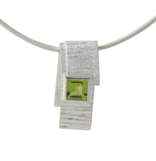 Schmuck Set Peridot Verde: quadratischer grüner Peridot in strukturierter 925er Silberfassung am Anhänger