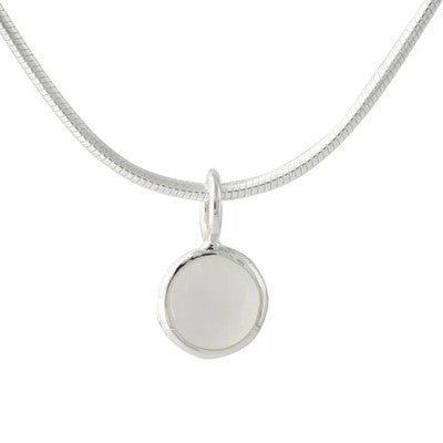 Silberanhänger mit Mondstein (6 mm) an Silberkette – zartes, elegantes Schmuckstück