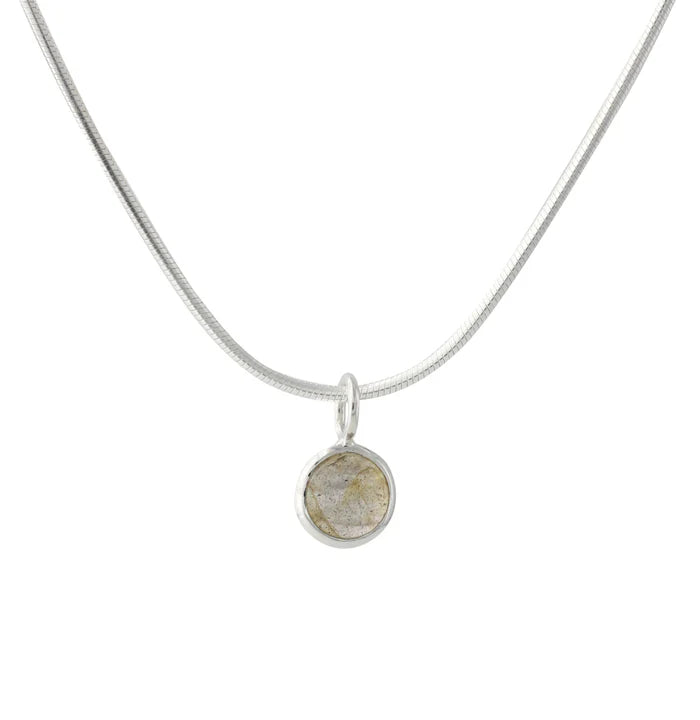 Silberanhänger mit Labradorit (6 mm) am Silberkette – schillernder Nordlicht-Farbton Blau/Grau/Grün.