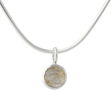 Silberanhänger mit Labradorit (6 mm) – runder Cabochon in Silberfassung an Halskette