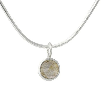 Silberanhänger mit Labradorit (6 mm) – runder Cabochon in Silberfassung an Halskette