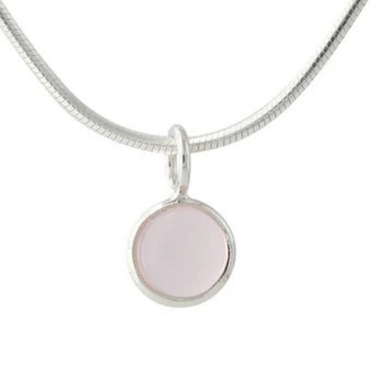 Silberanhänger mit Rosenquarz (6 mm) in runder Fassung an einer Silber-Schlangenkette.