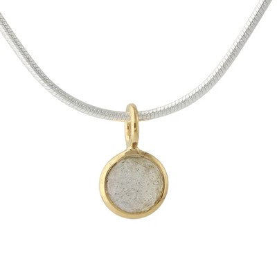 Silberanhänger mit Labradorit, 6 mm, 18ct vergoldet, runde Goldfassung an Silberkette.
