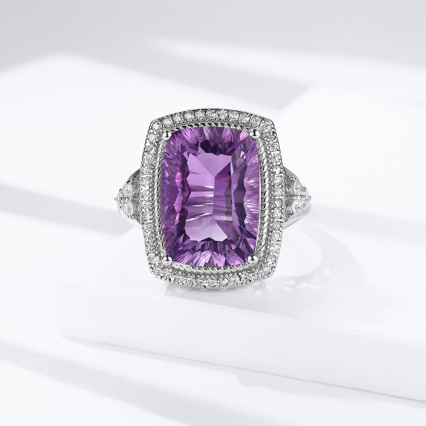 Amethystring aus Silber mit modernem Millennium Schliff