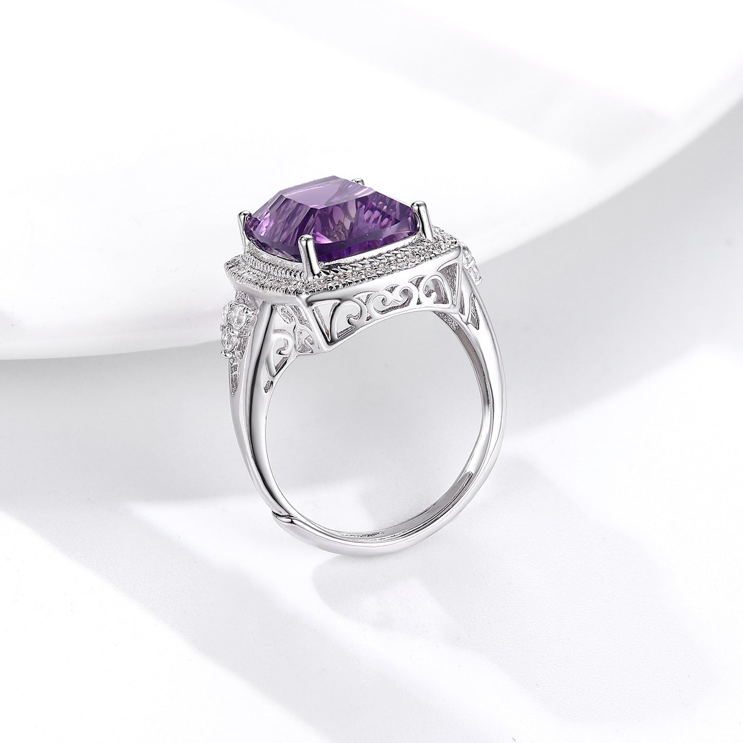 Amethystring aus Silber mit modernem Millennium Schliff