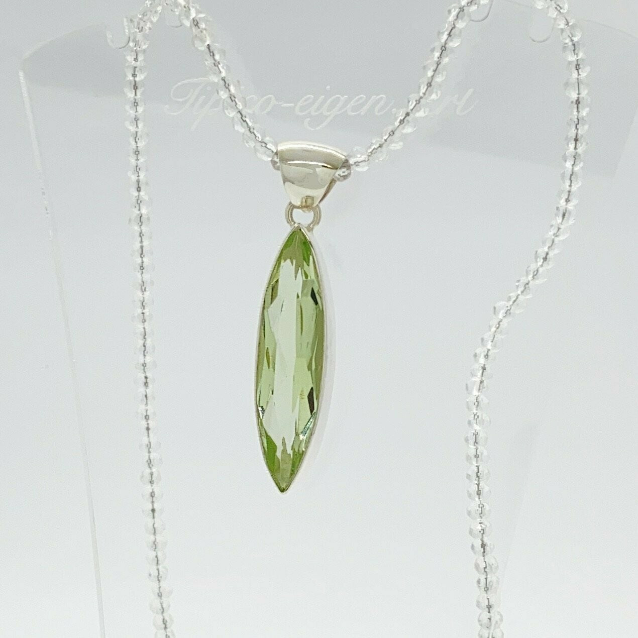 Anhänger Obsidian lichtgrün Navetteform, 1 × 4 cm, silberne Öse an zarter Kette