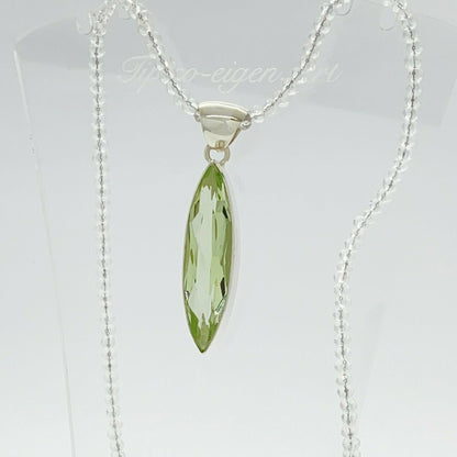 Anhänger Obsidian lichtgrün Navetteform, 1 × 4 cm, silberne Öse an zarter Kette