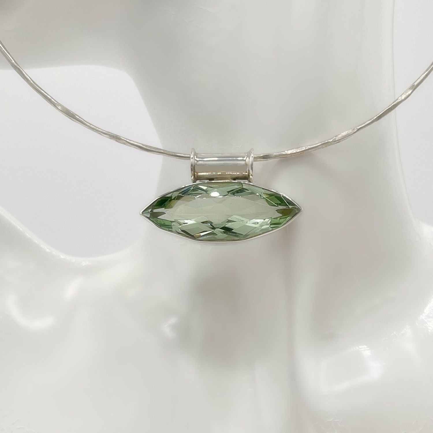 Anhänger Obsidian lichtgrün Navette – 1,5 × 4 cm, silberne Fassung