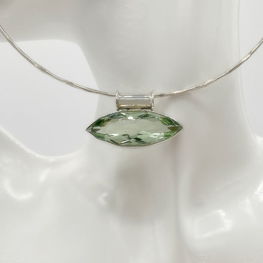 Anhänger Obsidian lichtgrün Navette – 1,5 × 4 cm, silberne Fassung