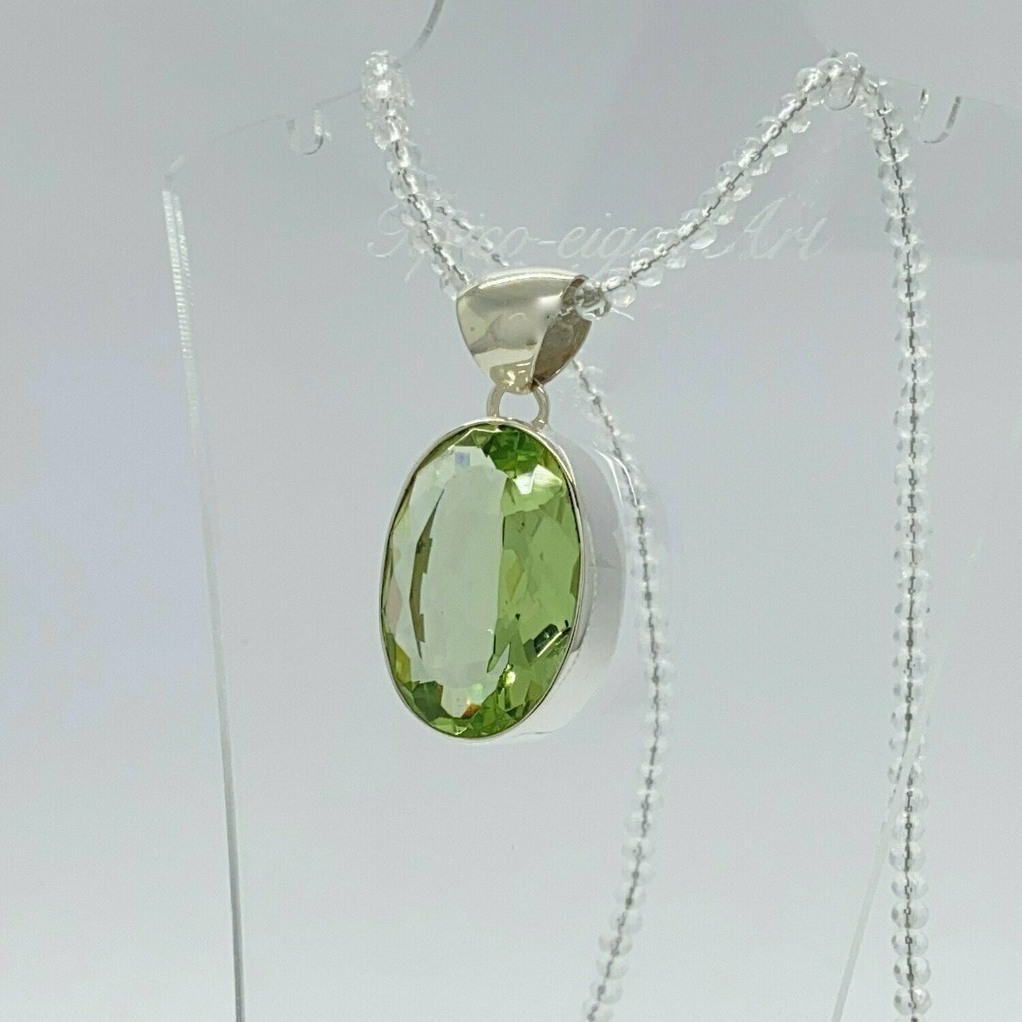 Anhänger Obsidian lichtgrün oval, 1,5 × 2 cm, in Silberfassung an filigraner Kette