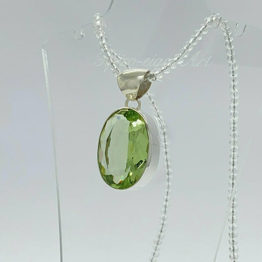 Anhänger Obsidian lichtgrün oval, 1,5 × 2 cm, in Silberfassung an filigraner Kette