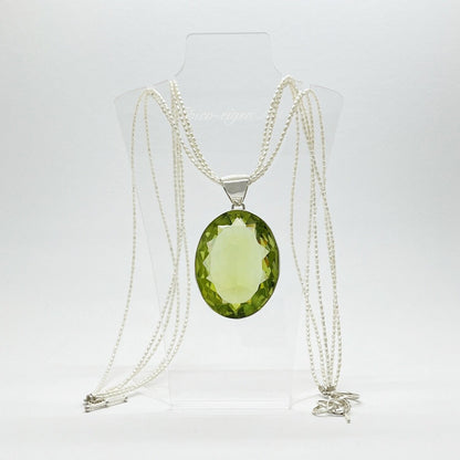 Anhänger Obsidian lichtgrün oval, 3,5 × 4,5 cm, mit mehrsträngigem Silberkettchen