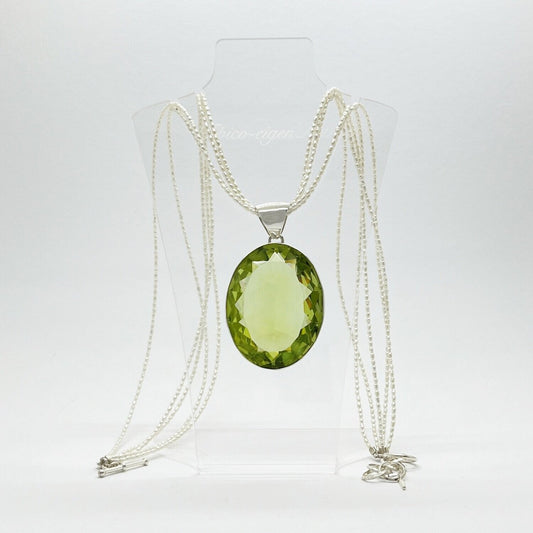 Anhänger Obsidian lichtgrün oval, 3,5 × 4,5 cm, mit mehrsträngigem Silberkettchen