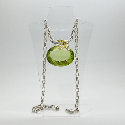 Ovaler, facettierter Obsidian lichtgrün als Anhänger mit Gold- und Silberblasen-Elementen an silberner Kette