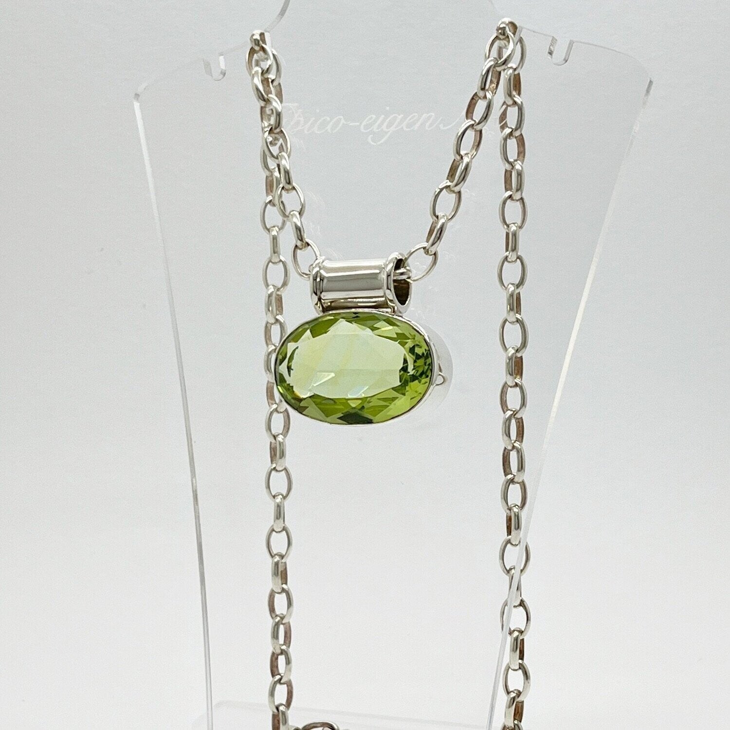 Anhänger Obsidian lichtgrün oval quer 2 × 3 cm an silberner Gliederkette