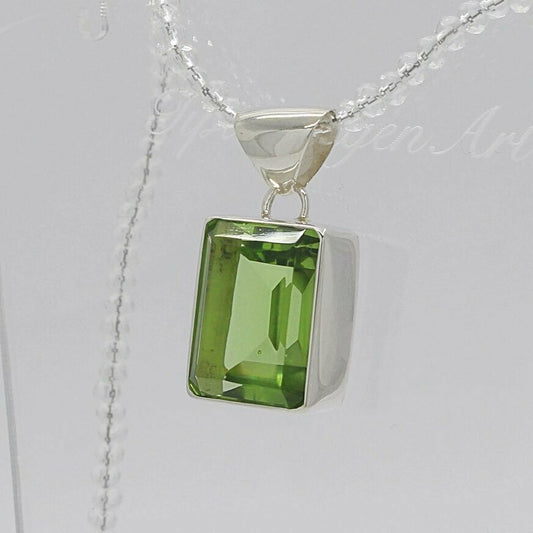 Anhänger Obsidian lichtgrün rechteckig, 1,5 x 2 cm, facettierter grüner Stein in Silberfassung mit Kette