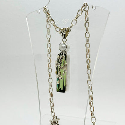 Anhänger aus Obsidian lichtgrün rechteckig mit Süßwasserperle und floralen Verzierungen an silberner Kette