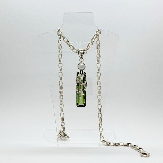Anhänger Obsidian lichtgrün rechteckig mit Süßwasserperle und floralen Silberverzierungen an Silberkette