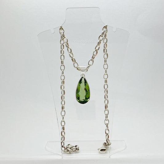 Anhänger Obsidian lichtgrün Tropfen, facettiert 1,5 x 3 cm, an Silberkette.
