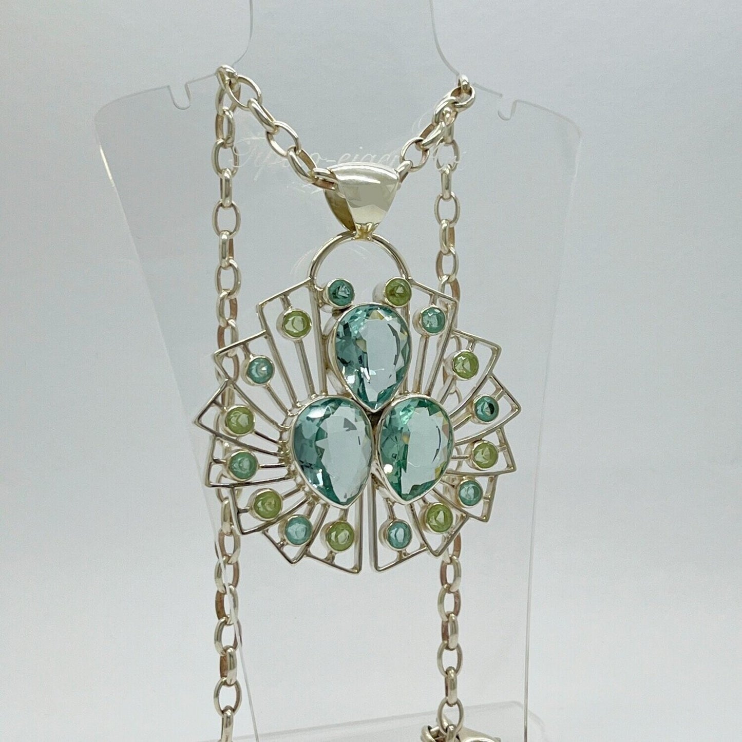 Anhänger Sea Rose aus Silber mit facettierten Obsidian meerblau- und lichtgrünen Steinen in Rosen-Design.