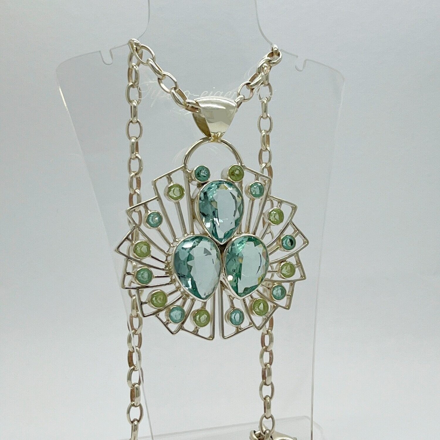 Anhänger Sea Rose aus Silber mit facettierten Obsidian meerblau- und lichtgrünen Steinen in Rosen-Design.