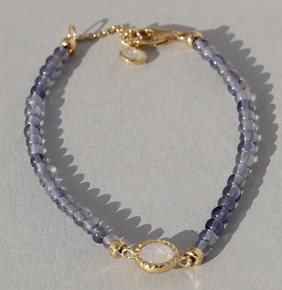 Vergoldetes Silberarmband mit Mondstein & Iolith, violette Perlen, goldener Verschluss.