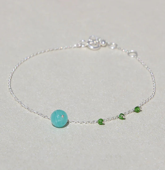 Silberarmband mit Amazonit & Chromdiopsid: zarter Armreif mit blaugrünem Amazonitkugel und grünen Chromdiopsid-Perlen