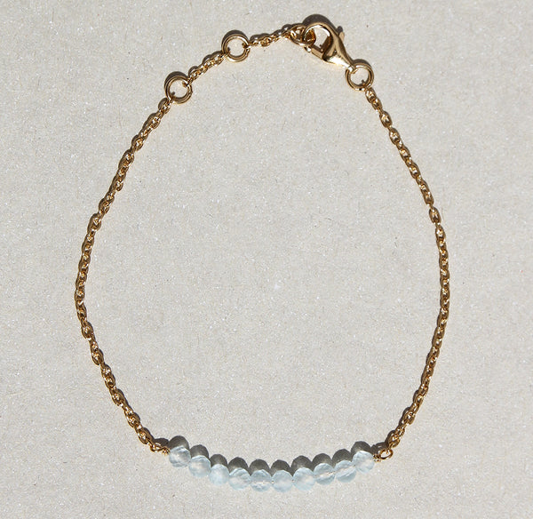 Vergoldetes Silberarmband mit Aqua Chalcedon-Kügelchen, 925er Silber, 18kt Gelbgold veredelt, zarte Eleganz.
