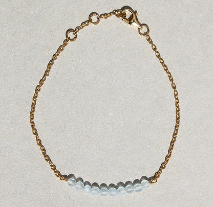 Vergoldetes Silberarmband mit Aqua Chalcedon-Kügelchen, 925er Silber, 18kt Gelbgold veredelt, zarte Eleganz.