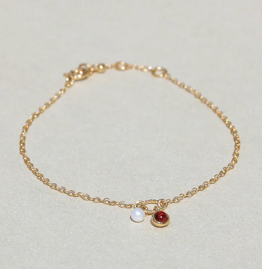 Campur vergoldetes Silberarmband mit Granat- und Perlenanhänger, handgefertigt in Deutschland.