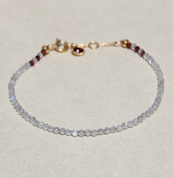 Vergoldetes Silberarmband mit Granat- & Labradoritperlen, zartes Schmuckstück mit Goldverschluss.