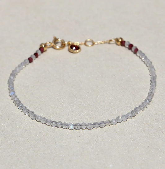 Vergoldetes Silberarmband mit Granat- & Labradoritperlen, zartes Schmuckstück mit Goldverschluss.