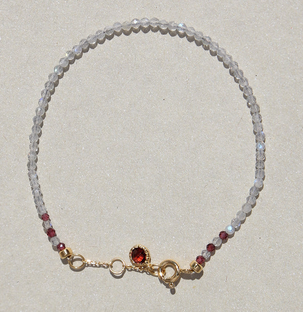 Vergoldetes Silberarmband mit Granat & Labradorit, handgefertigt, graue Labradorit-Kugeln, roter Granatverschluss