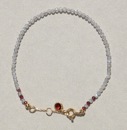 Vergoldetes Silberarmband mit Granat & Labradorit, handgefertigt, graue Labradorit-Kugeln, roter Granatverschluss