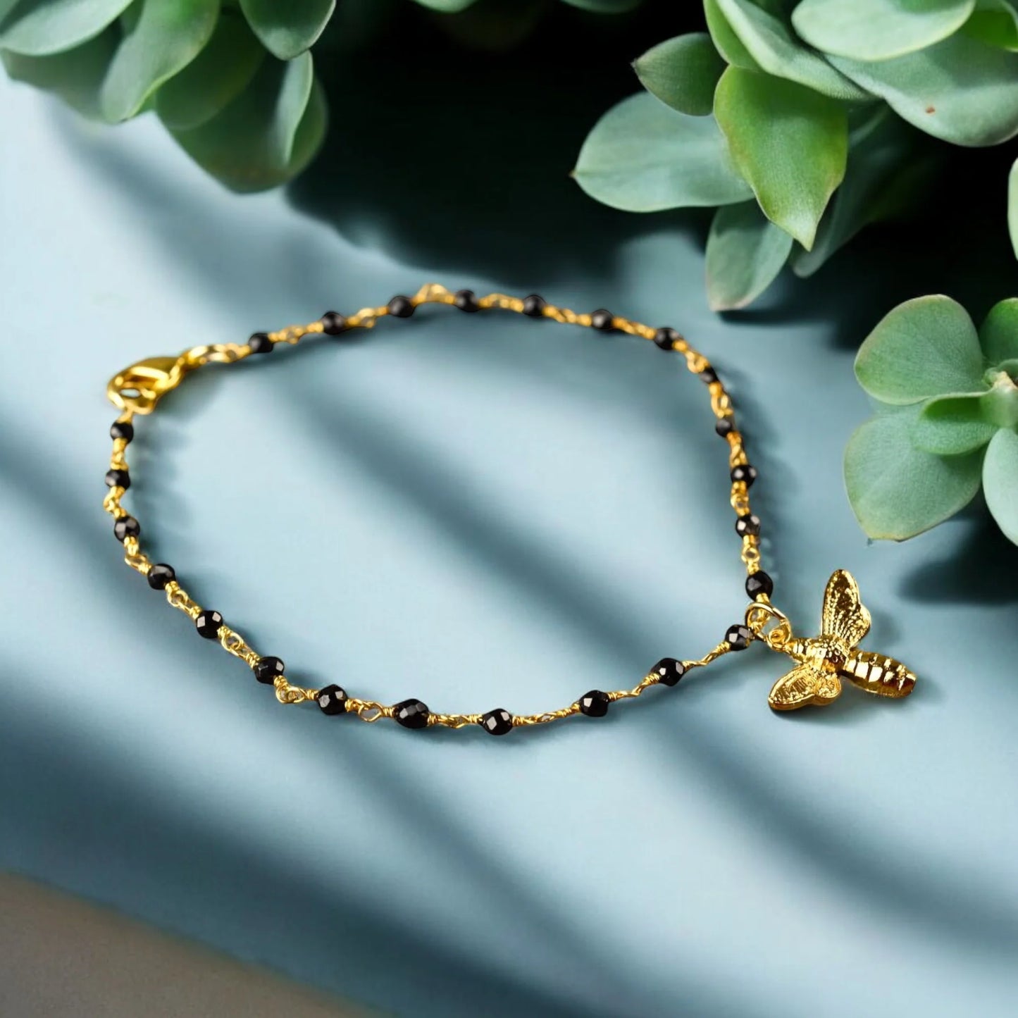 Edelsteinarmband mit zierlichem Bienen Anhänger - Perla d'Oro