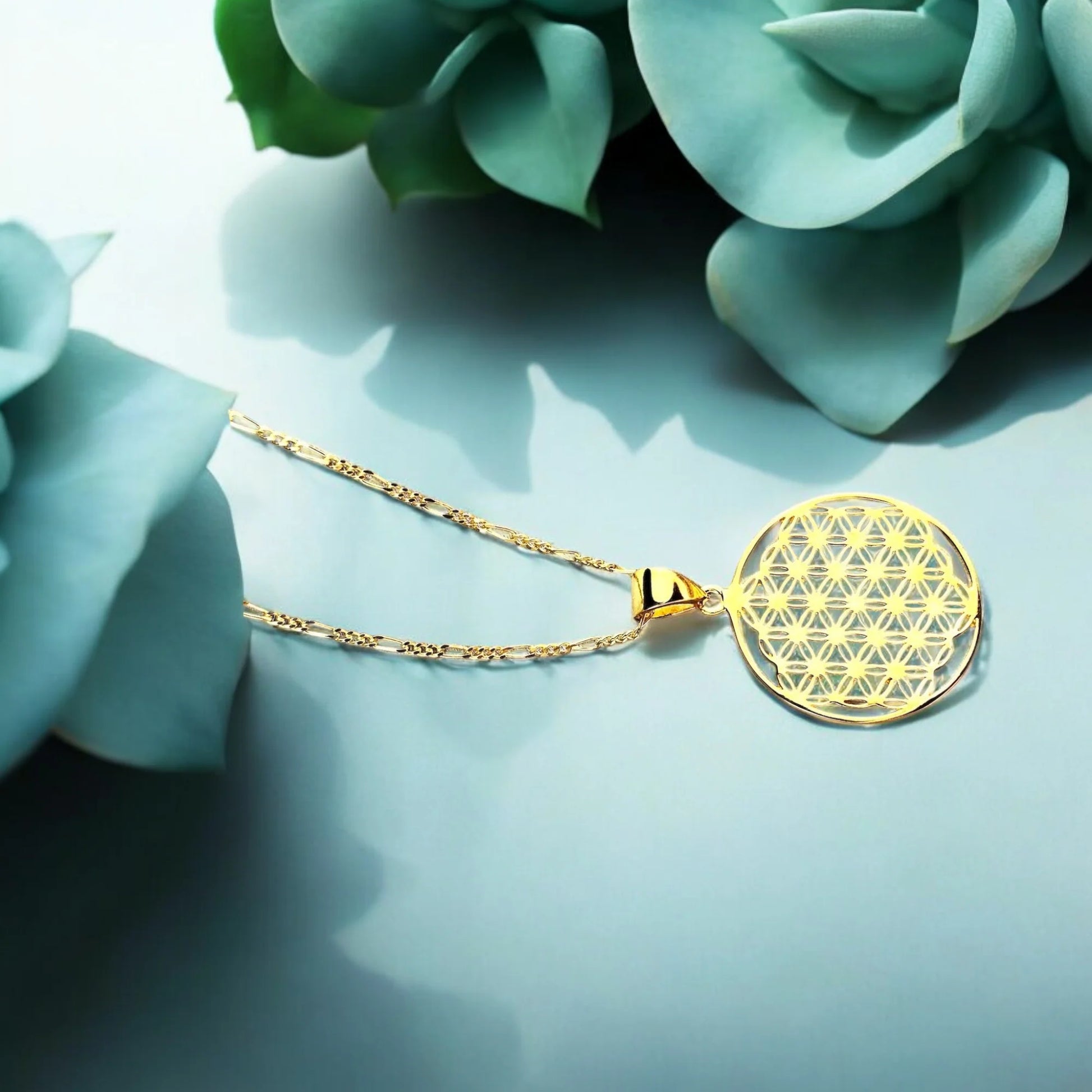 Elegante Silberkette vergoldet mit Blume des Lebens Anhänger von MadamLili, handgefertigt in Deutschland.