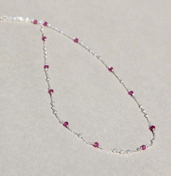 925 Sterling Silber Collier mit Synth. Rubin, elegante Halskette mit handgefertigten, rot glühenden Edelsteinen.