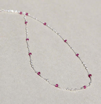 925 Sterling Silber Collier mit Synth. Rubin, elegante Halskette mit handgefertigten, rot glühenden Edelsteinen.