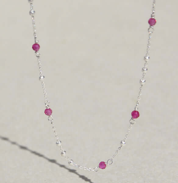 925 Sterling Silber Collier mit Synth. Rubin – feine Halskette mit strukturierten Oberflächen und roten synthetischen Rubinen.