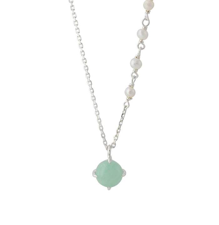Silbercollier mit mintgrünem 6-mm-Amazonit und weißen Süßwasserperlen an Sterlingsilberkette.