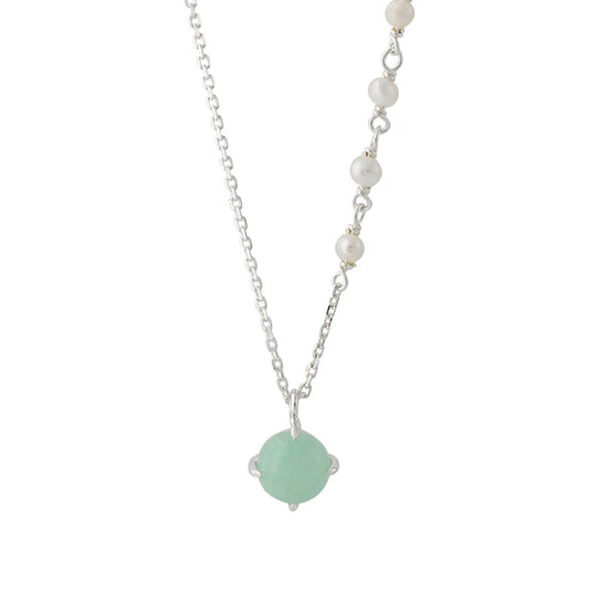 Silbercollier mit mintgrünem 6-mm-Amazonit und weißen Süßwasserperlen an Sterlingsilberkette.
