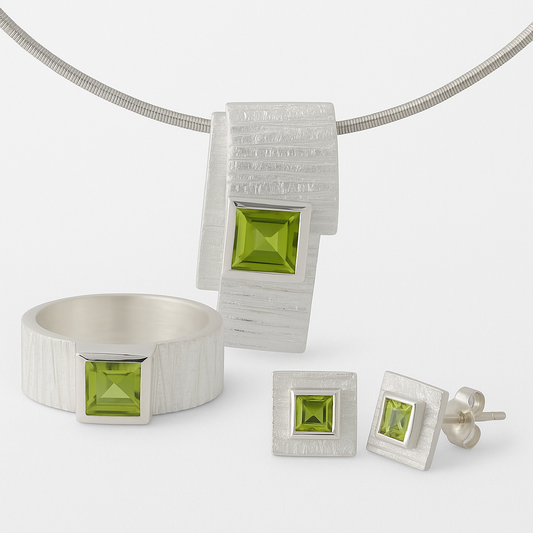 Schmuck Set Peridot Verde: architektonisches 925er Silber-Set mit grünem Peridot in Ring, Anhänger und Ohrringe.