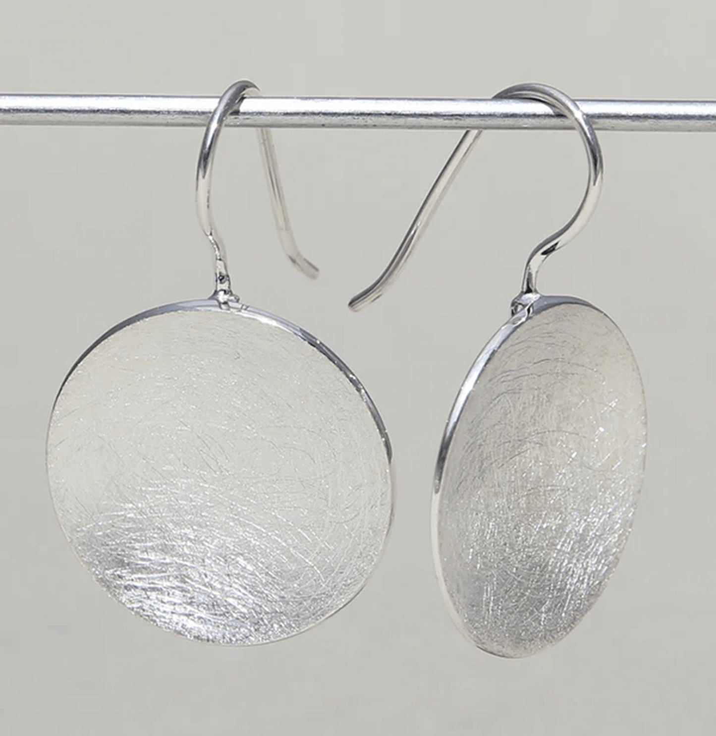 Paar Silberohrhänger Solaro – runde, mattierte Silberplatten aus 925er Silber mit schlichten Haken