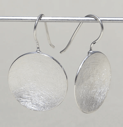 Paar Silberohrhänger Solaro – runde, mattierte Silberplatten aus 925er Silber mit schlichten Haken