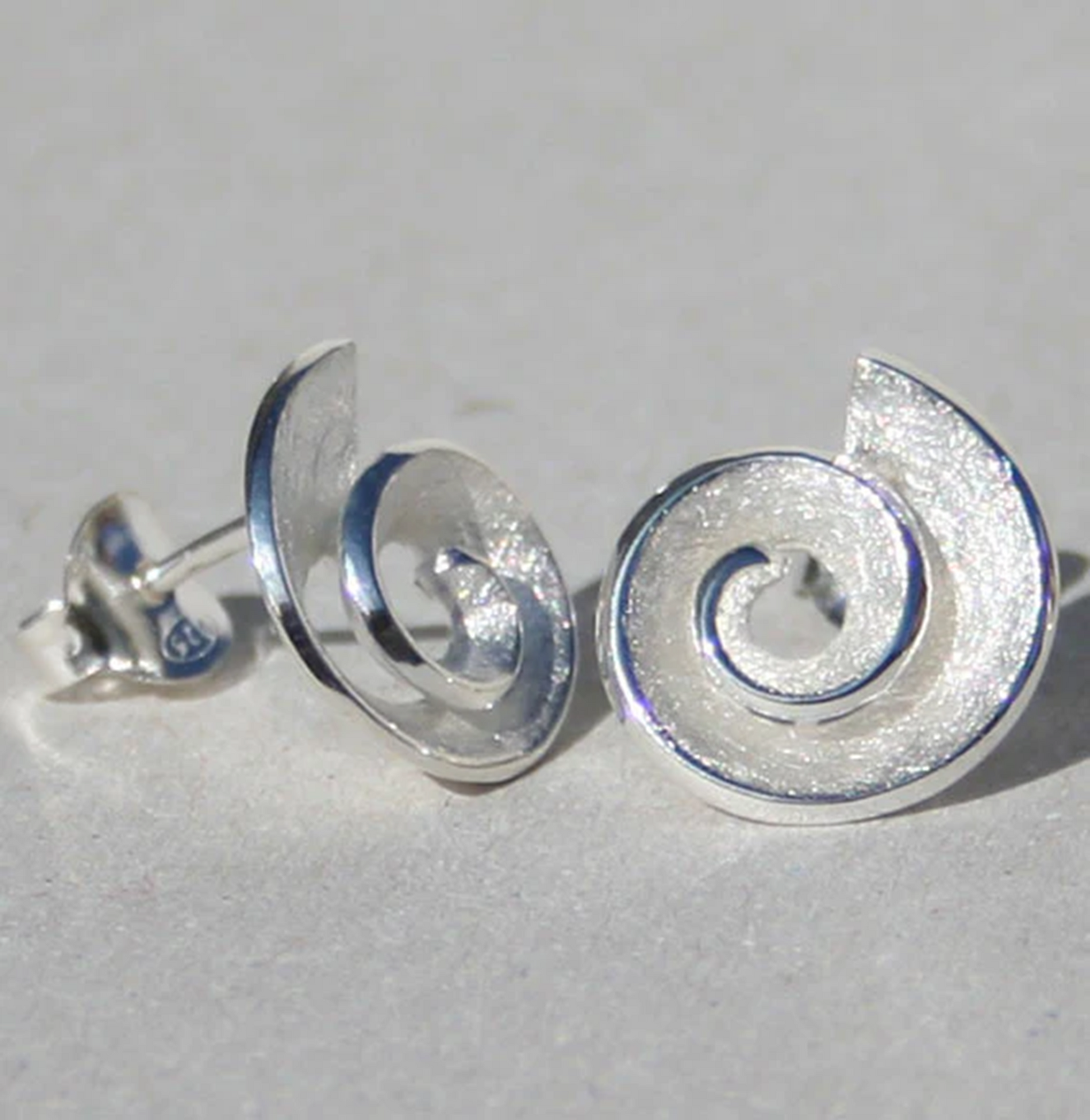 Ohrstecker Sinuosa aus 925 Sterlingsilber, spiralförmig geschwungen, eleganter Damenschmuck von Campur