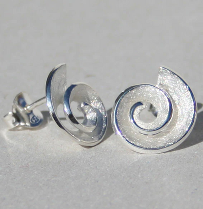 Ohrstecker Sinuosa aus 925 Sterlingsilber, spiralförmig geschwungen, eleganter Damenschmuck von Campur
